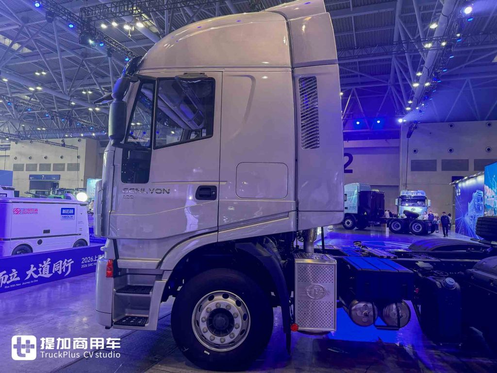 醒狮出海，硬核新生：上汽红岩出口版6X4复合版牵引车深度解析