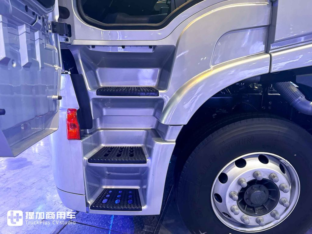 醒狮出海，硬核新生：上汽红岩出口版6X4复合版牵引车深度解析