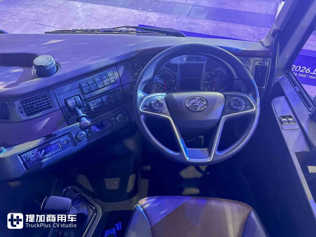 醒狮出海，硬核新生：上汽红岩出口版6X4复合版牵引车深度解析