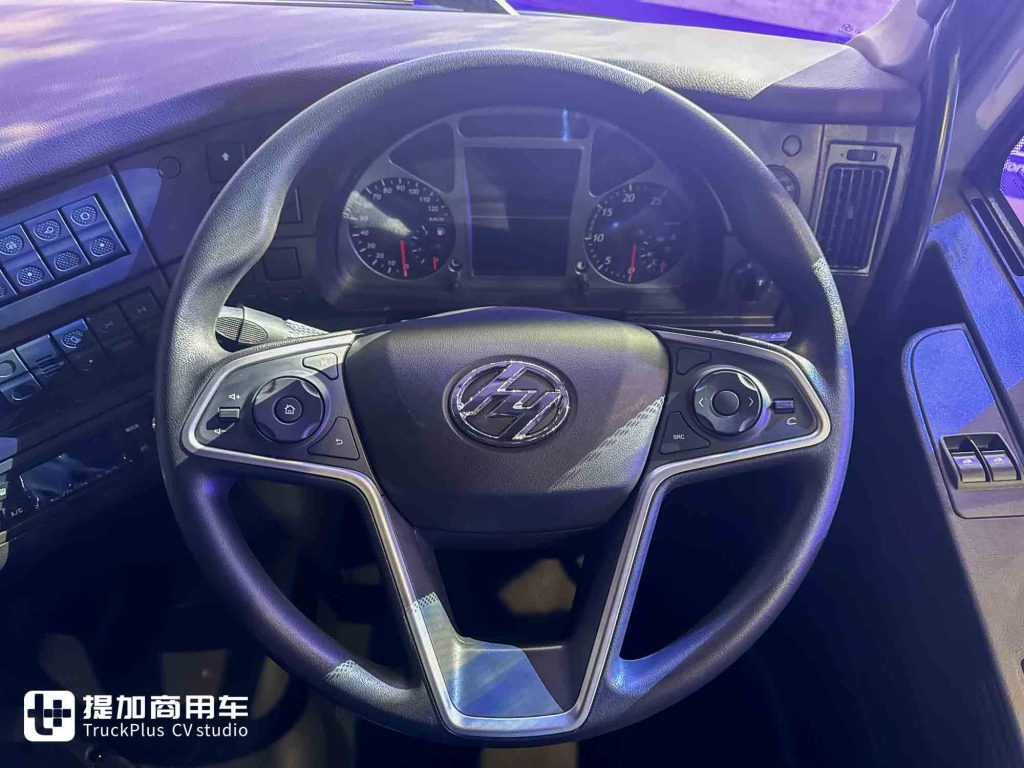 醒狮出海，硬核新生：上汽红岩出口版6X4复合版牵引车深度解析