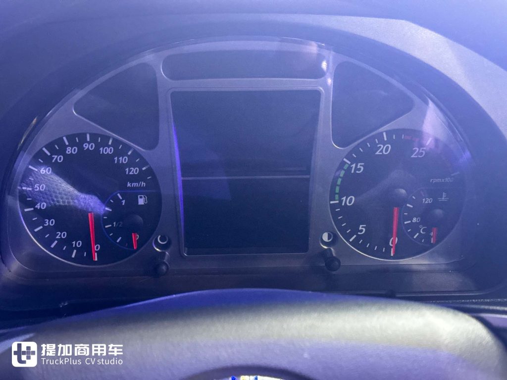 醒狮出海，硬核新生：上汽红岩出口版6X4复合版牵引车深度解析