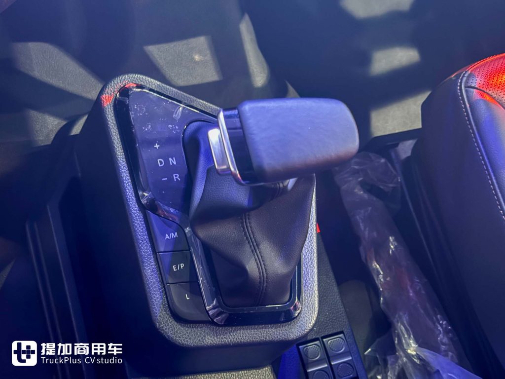 醒狮出海，硬核新生：上汽红岩出口版6X4复合版牵引车深度解析