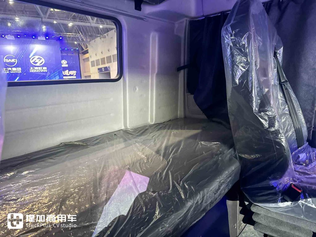 醒狮出海，硬核新生：上汽红岩出口版6X4复合版牵引车深度解析