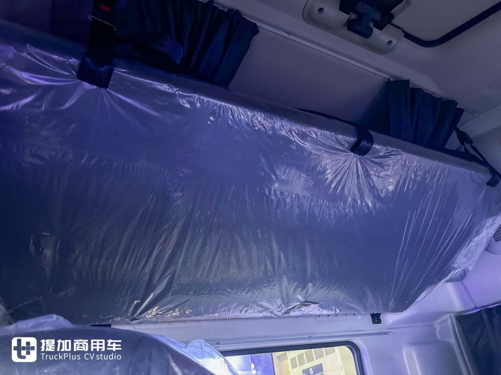 醒狮出海，硬核新生：上汽红岩出口版6X4复合版牵引车深度解析