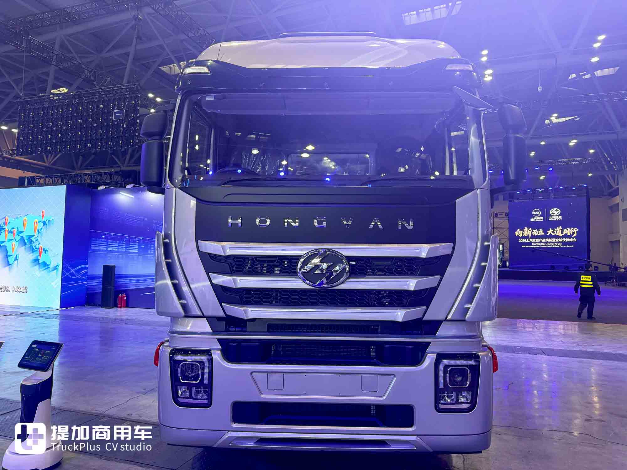 醒狮出海，硬核新生：上汽红岩出口版6X4复合版牵引车深度解析