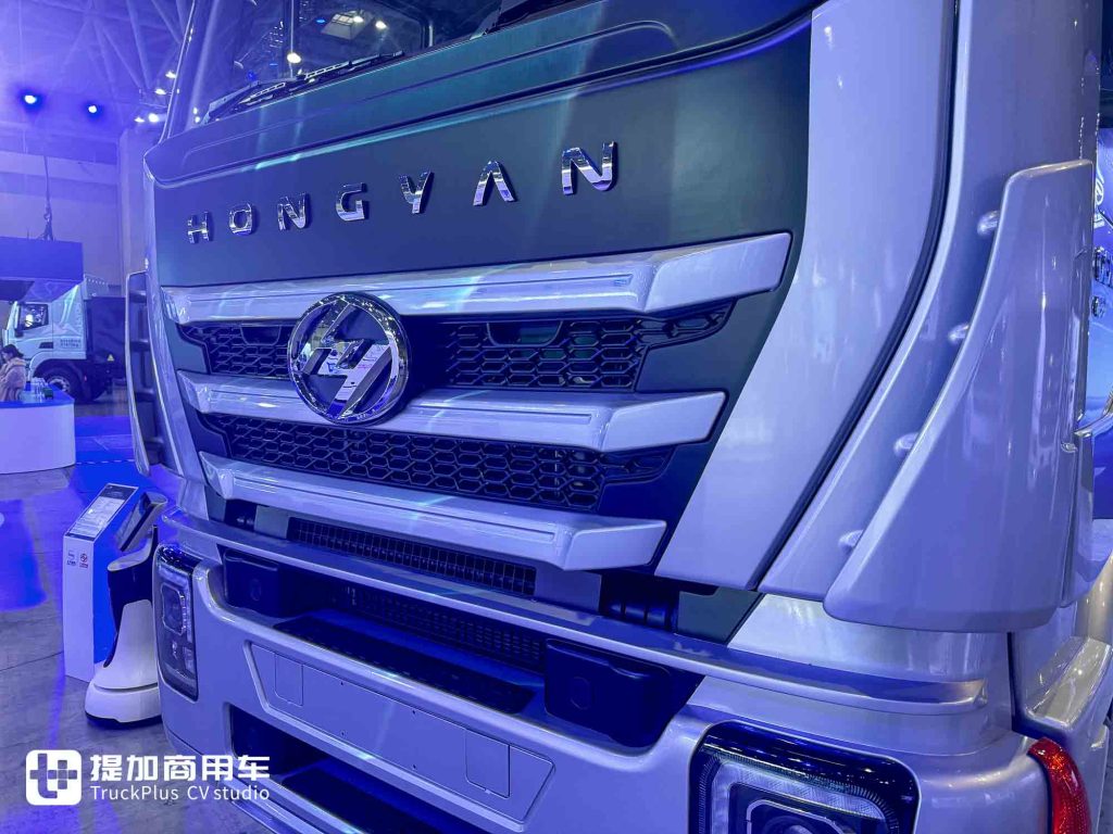 醒狮出海，硬核新生：上汽红岩出口版6X4复合版牵引车深度解析