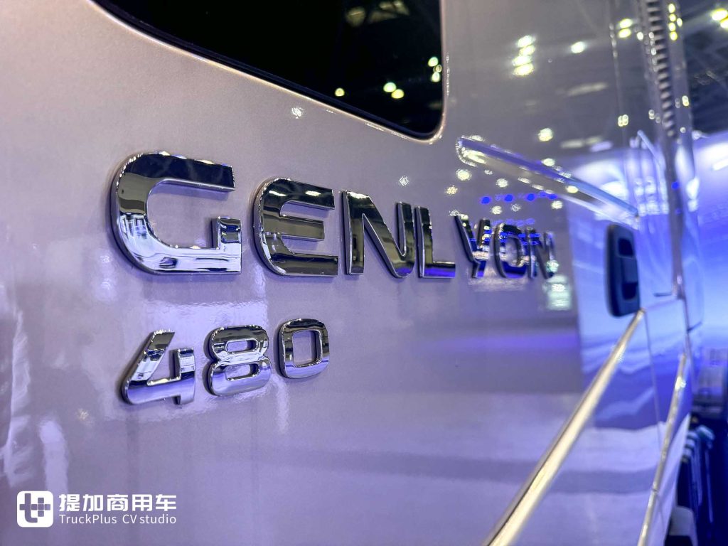 醒狮出海，硬核新生：上汽红岩出口版6X4复合版牵引车深度解析