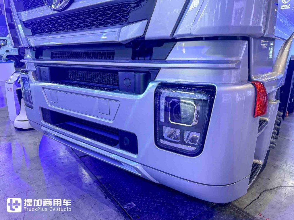 醒狮出海，硬核新生：上汽红岩出口版6X4复合版牵引车深度解析