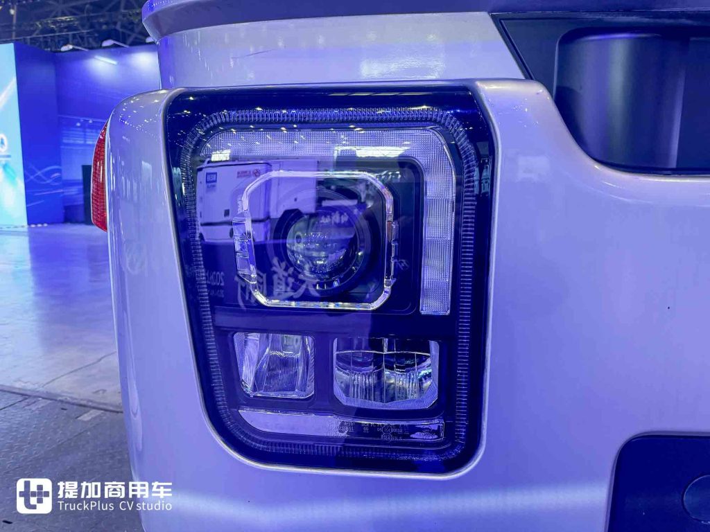 醒狮出海，硬核新生：上汽红岩出口版6X4复合版牵引车深度解析