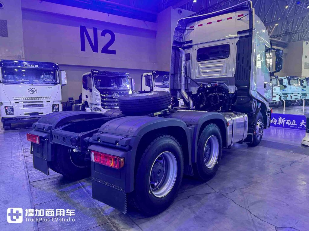醒狮出海，硬核新生：上汽红岩出口版6X4复合版牵引车深度解析