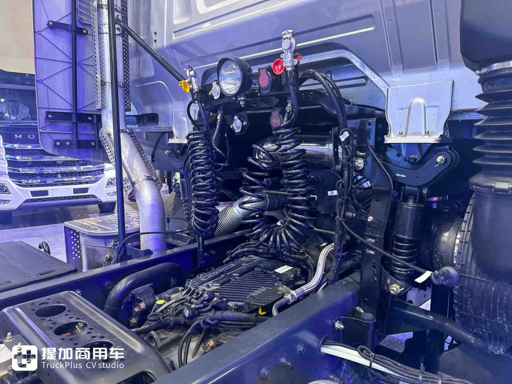 醒狮出海，硬核新生：上汽红岩出口版6X4复合版牵引车深度解析