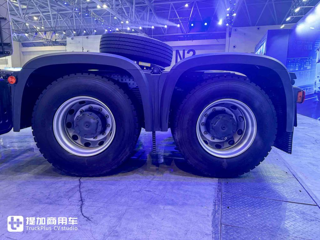 醒狮出海，硬核新生：上汽红岩出口版6X4复合版牵引车深度解析