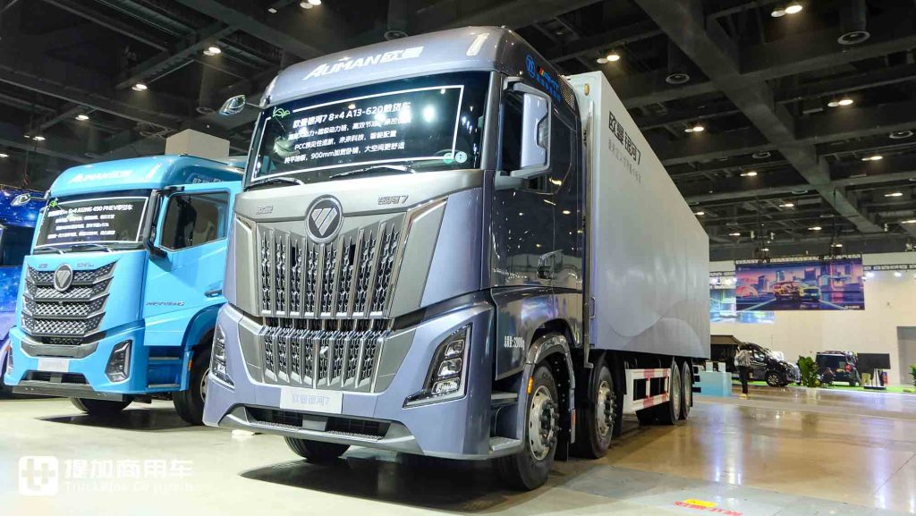 620匹大马力+气囊桥+自动挡，更有纯平地板驾驶室和90CM大卧铺？欧曼银河7 8x4载货车实拍