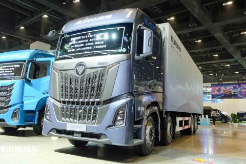 620匹大马力+气囊桥+自动挡，更有纯平地板驾驶室和90CM大卧铺？欧曼银河7 8x4载货车实拍