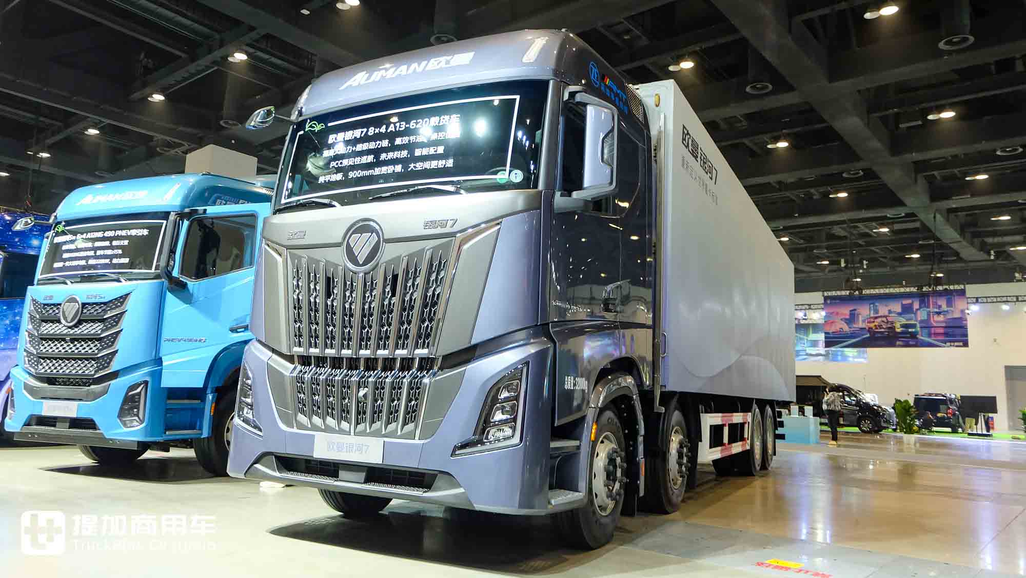 620匹大马力+气囊桥+自动挡，更有纯平地板驾驶室和90CM大卧铺？欧曼银河7 8×4载货车实拍