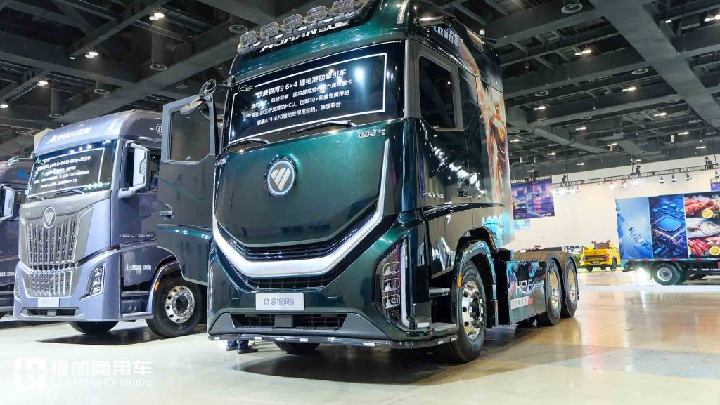 920匹大马力，超低能耗+生活舱化驾驶室！欧曼银河9插电混动牵引车实拍