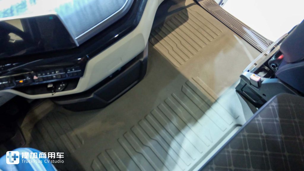 620匹大马力+气囊桥+自动挡，更有纯平地板驾驶室和90CM大卧铺？欧曼银河7 8x4载货车实拍