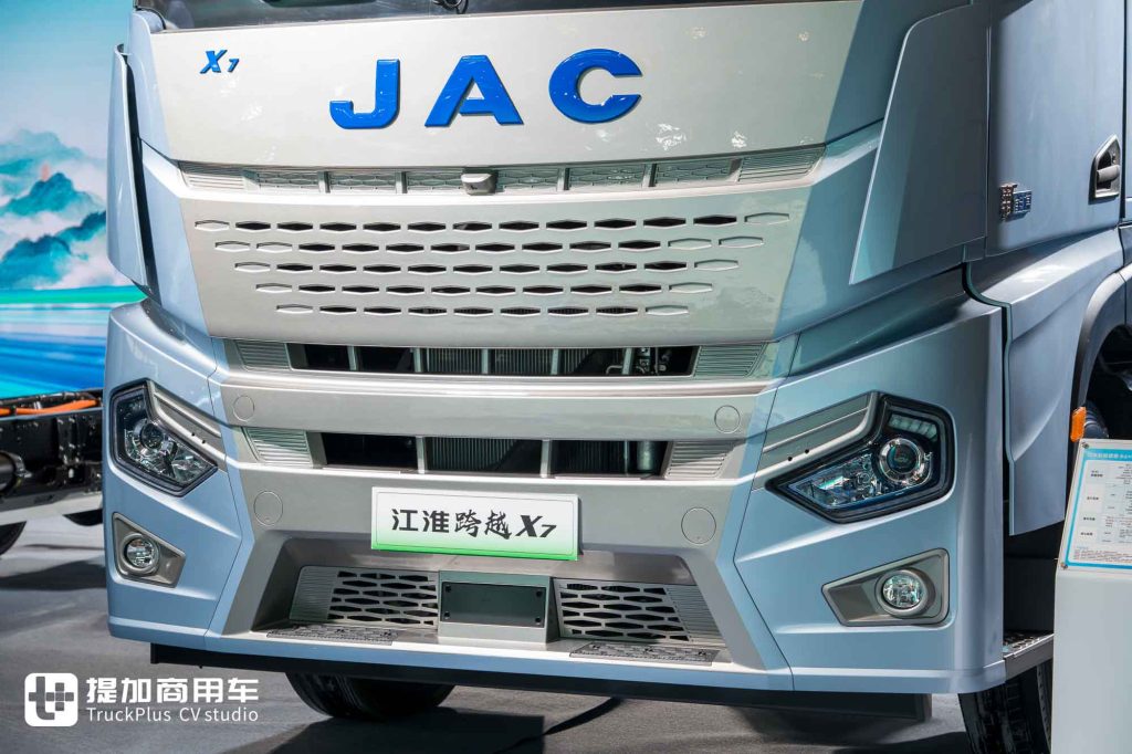 专为倒短重载而生,续航300公里+653马力,江淮跨越X7纯电动牵引车实拍