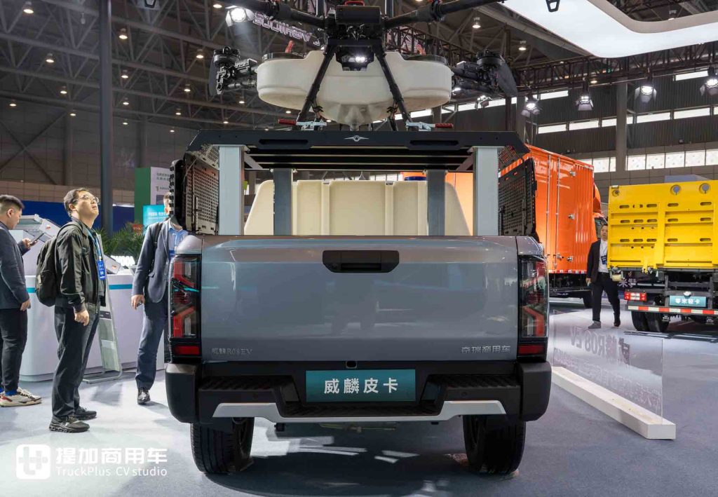 能拉重活、能跑烂路，还有超大功率外放电？奇瑞商用车威麟R08 EV纯电皮卡实拍