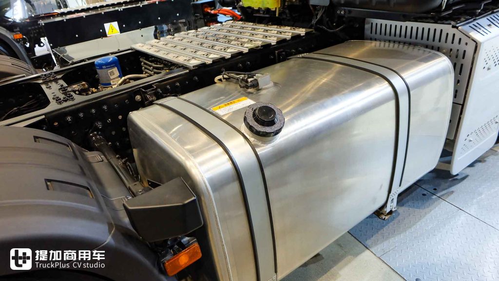 920匹大马力，超低能耗+生活舱化驾驶室！欧曼银河9插电混动牵引车实拍