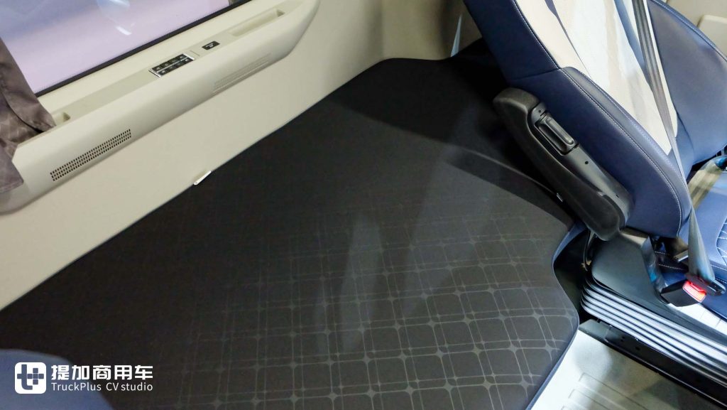 620匹大马力+气囊桥+自动挡，更有纯平地板驾驶室和90CM大卧铺？欧曼银河7 8x4载货车实拍