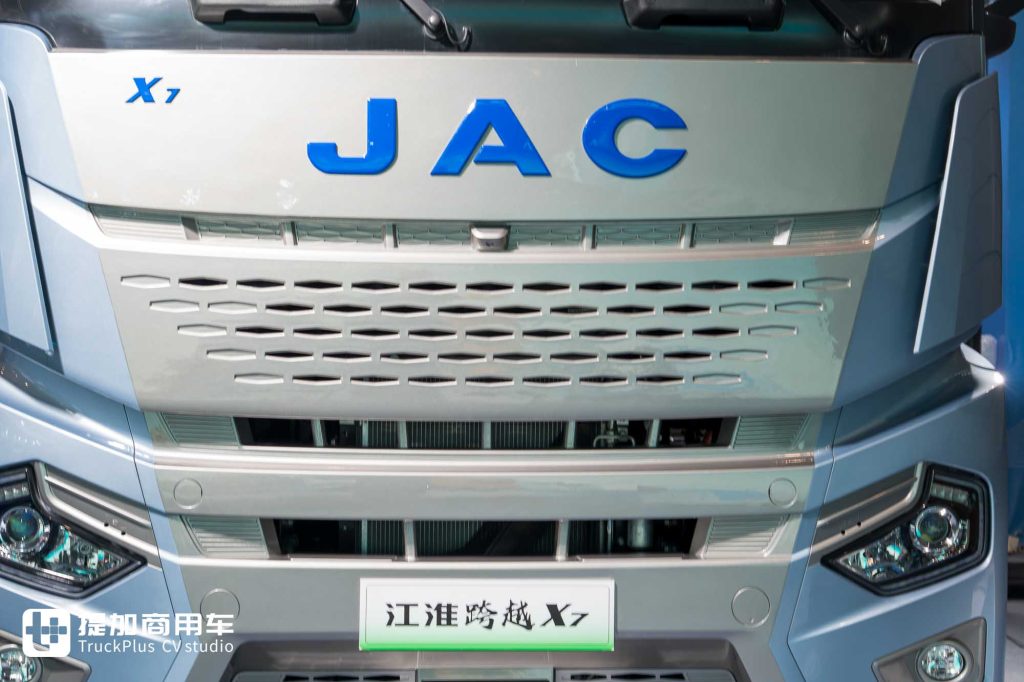 专为倒短重载而生,续航300公里+653马力,江淮跨越X7纯电动牵引车实拍