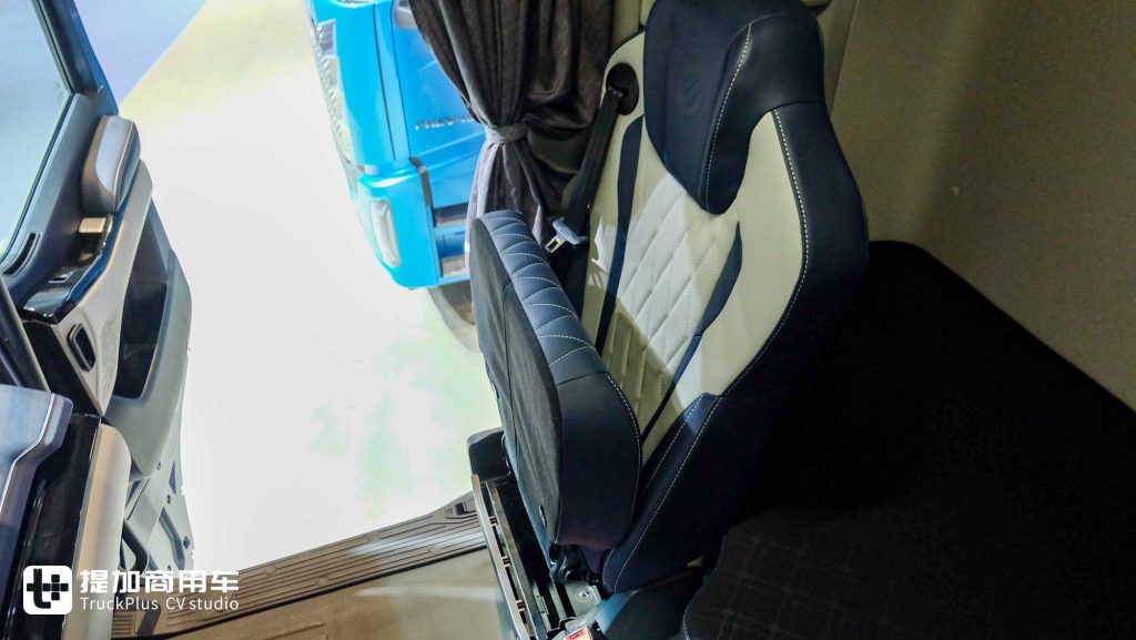 620匹大马力+气囊桥+自动挡，更有纯平地板驾驶室和90CM大卧铺？欧曼银河7 8x4载货车实拍