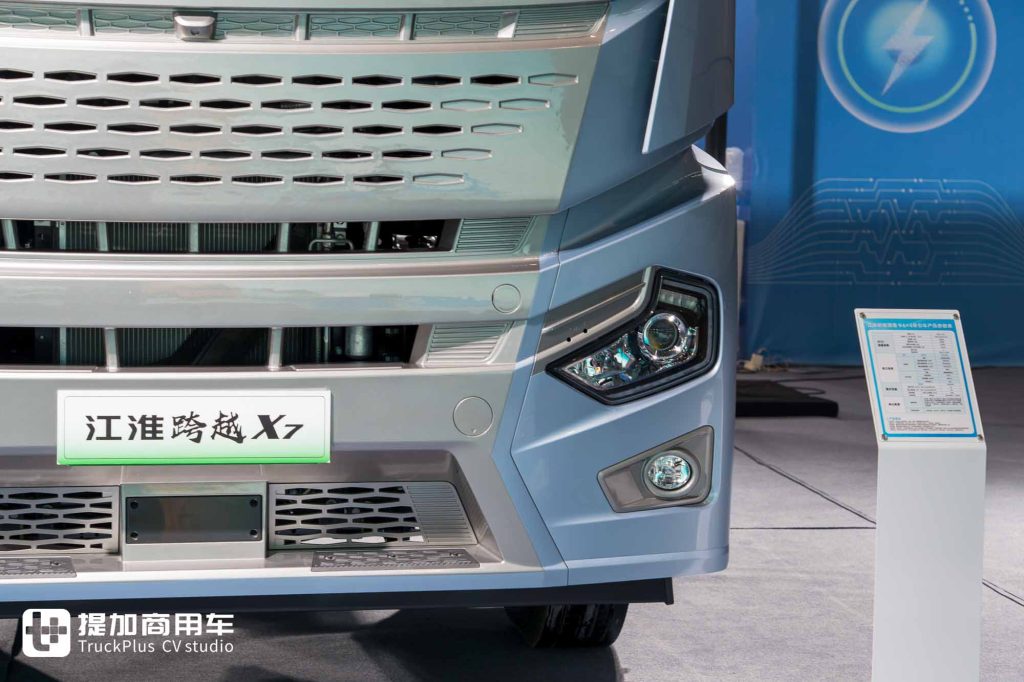 专为倒短重载而生,续航300公里+653马力,江淮跨越X7纯电动牵引车实拍