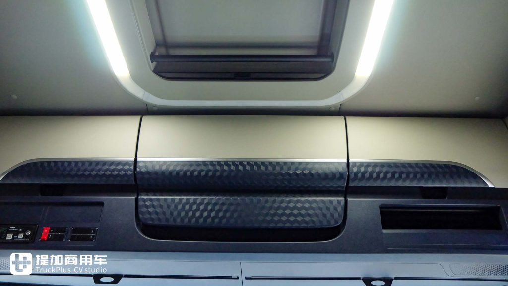 620匹大马力+气囊桥+自动挡，更有纯平地板驾驶室和90CM大卧铺？欧曼银河7 8x4载货车实拍