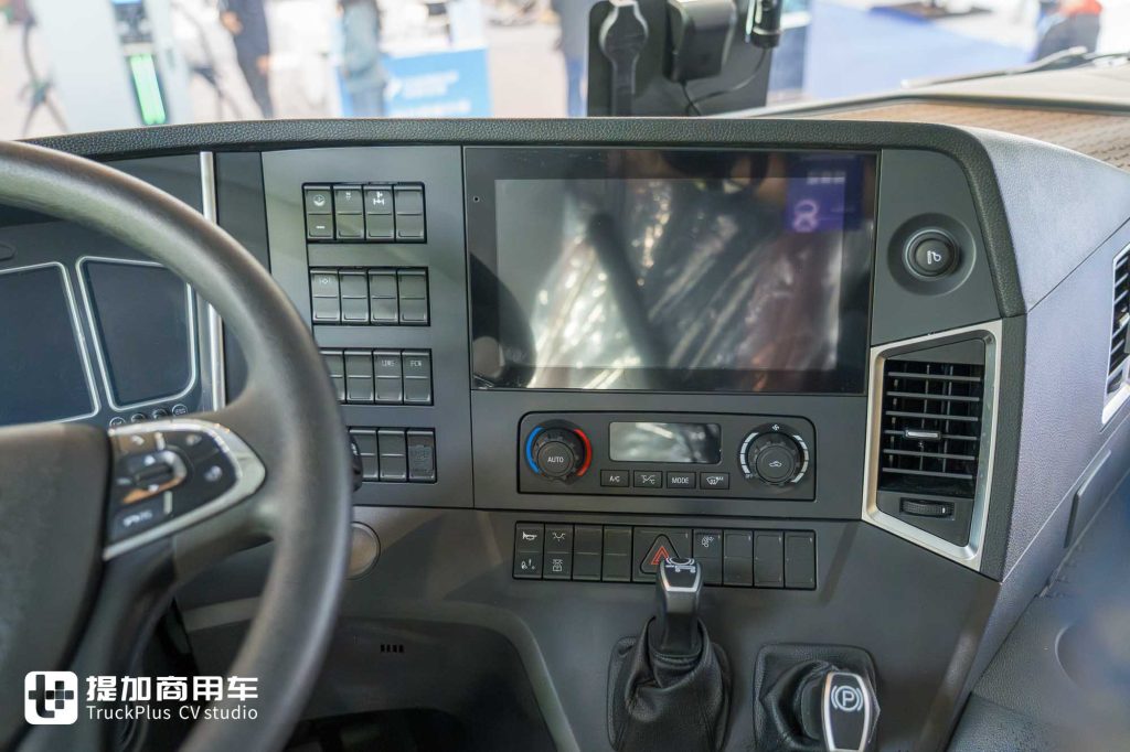 号称“500KM运距内新能源重卡最佳选择”？联合重卡电凤凰纯电牵引车实拍