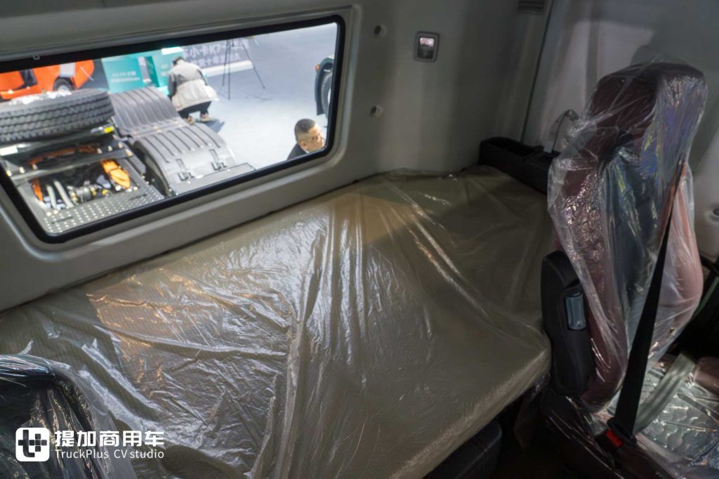 号称“500KM运距内新能源重卡最佳选择”？联合重卡电凤凰纯电牵引车实拍