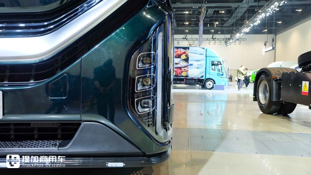 920匹大马力，超低能耗+生活舱化驾驶室！欧曼银河9插电混动牵引车实拍