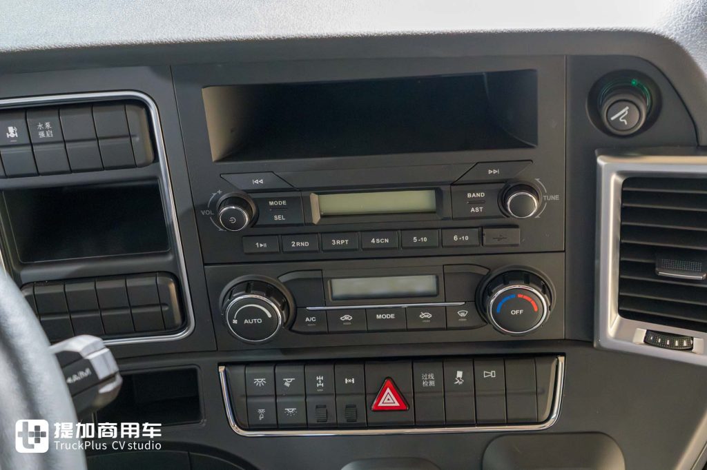 专为倒短重载而生,续航300公里+653马力,江淮跨越X7纯电动牵引车实拍