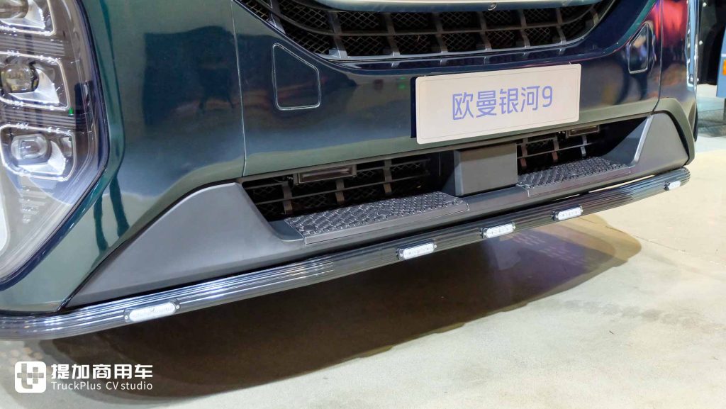 920匹大马力，超低能耗+生活舱化驾驶室！欧曼银河9插电混动牵引车实拍