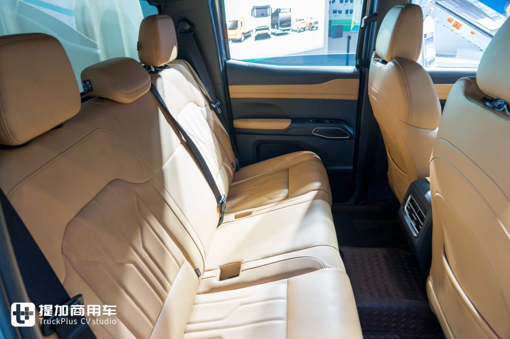 能拉重活、能跑烂路，还有超大功率外放电？奇瑞商用车威麟R08 EV纯电皮卡实拍