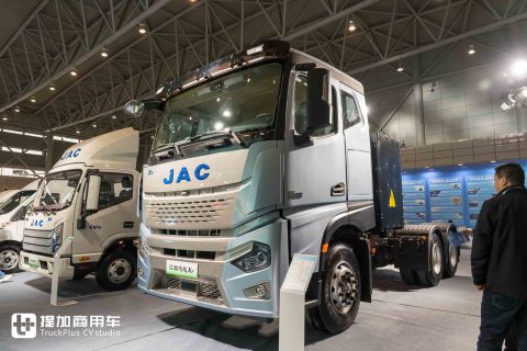 专为倒短重载而生，续航300公里+653马力，江淮跨越X7纯电动牵引车实拍