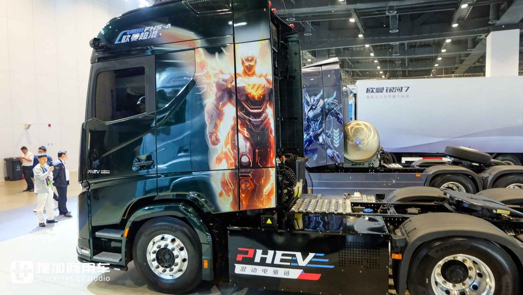 920匹大马力，超低能耗+生活舱化驾驶室！欧曼银河9插电混动牵引车实拍