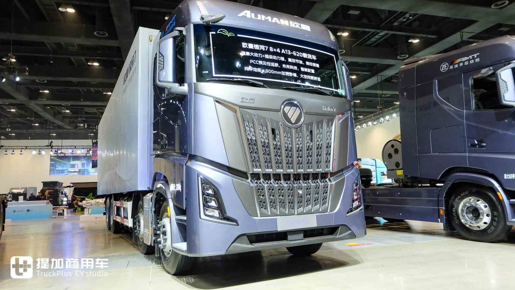 620匹大马力+气囊桥+自动挡，更有纯平地板驾驶室和90CM大卧铺？欧曼银河7 8x4载货车实拍