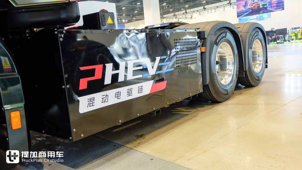 920匹大马力，超低能耗+生活舱化驾驶室！欧曼银河9插电混动牵引车实拍