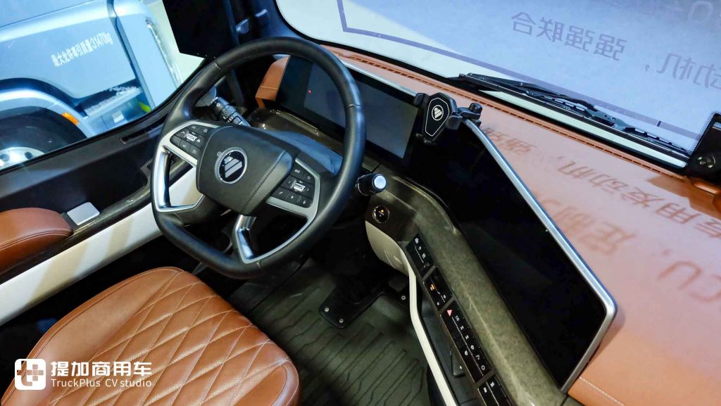 920匹大马力，超低能耗+生活舱化驾驶室！欧曼银河9插电混动牵引车实拍