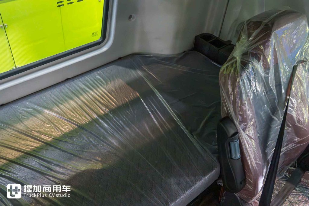 首创云途增程技术,续航高达1400公里?联合重卡云凤凰增程混动牵引车实拍评测