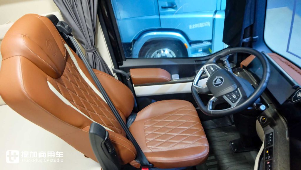 920匹大马力，超低能耗+生活舱化驾驶室！欧曼银河9插电混动牵引车实拍