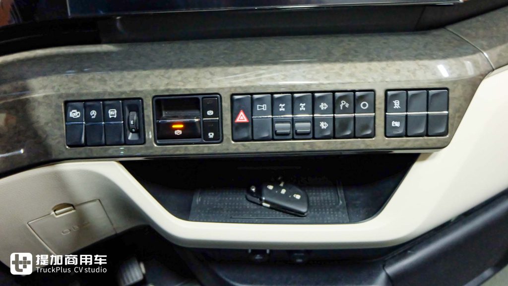 920匹大马力，超低能耗+生活舱化驾驶室！欧曼银河9插电混动牵引车实拍