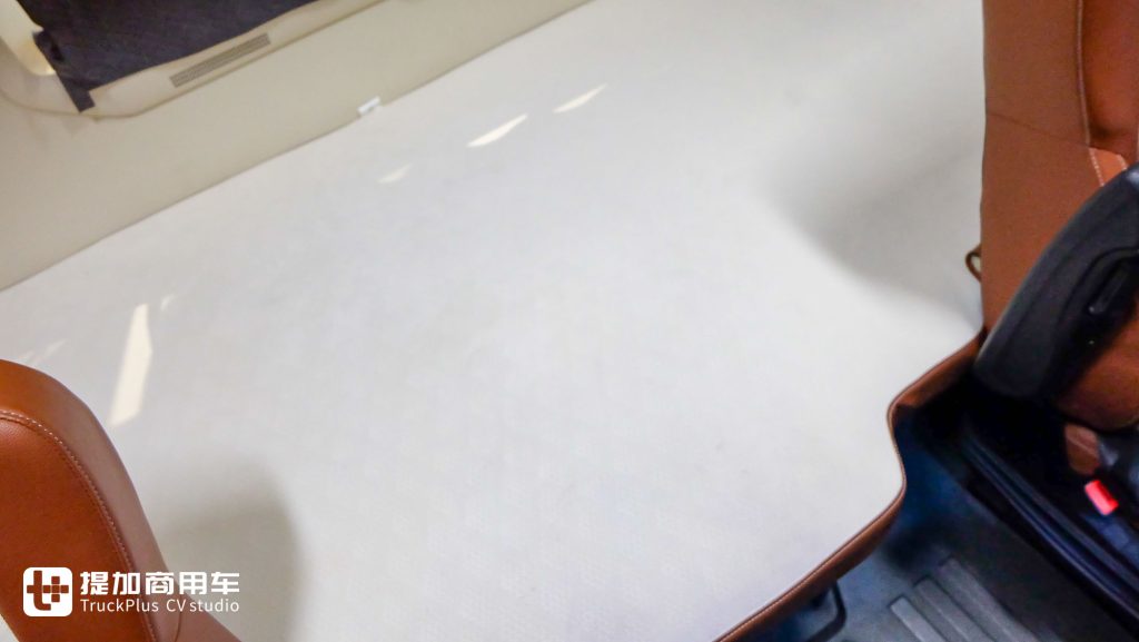 920匹大马力，超低能耗+生活舱化驾驶室！欧曼银河9插电混动牵引车实拍