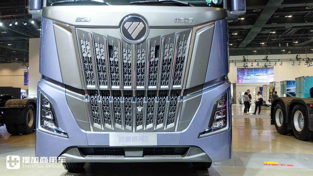 620匹大马力+气囊桥+自动挡，更有纯平地板驾驶室和90CM大卧铺？欧曼银河7 8x4载货车实拍
