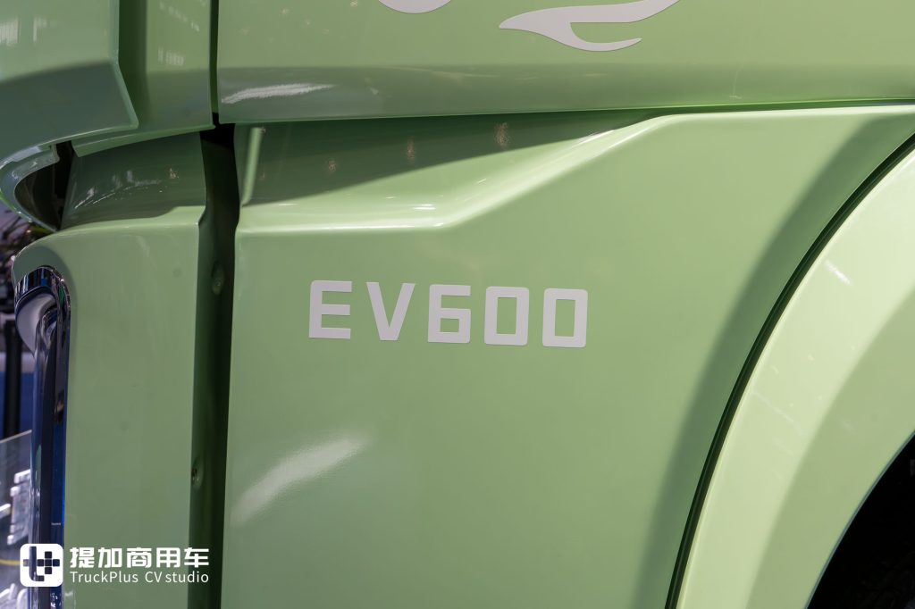 号称“500KM运距内新能源重卡最佳选择”？联合重卡电凤凰纯电牵引车实拍