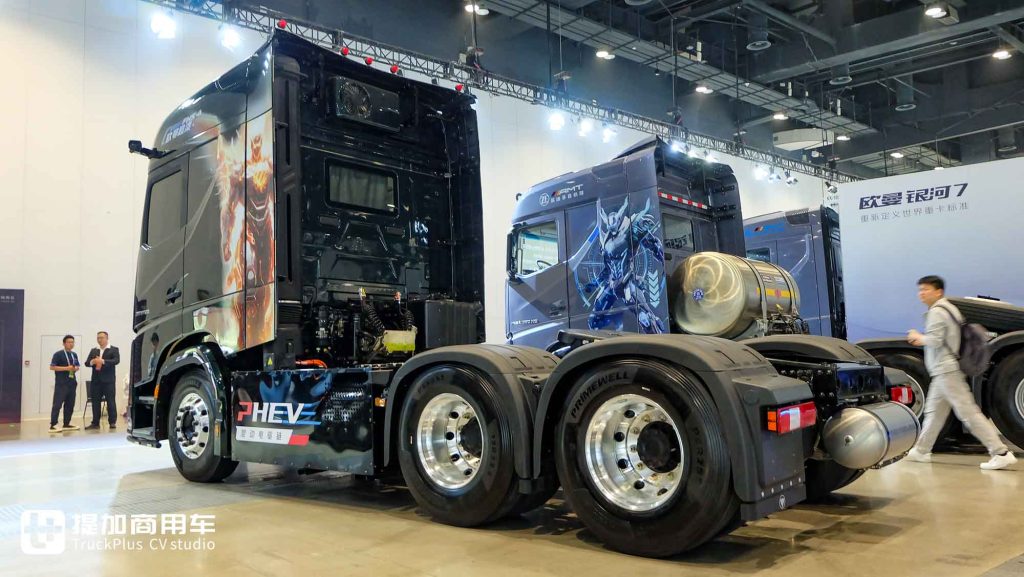 920匹大马力，超低能耗+生活舱化驾驶室！欧曼银河9插电混动牵引车实拍