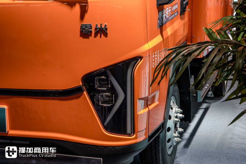 它要做新能源轻卡“电量内卷”的破局者?零米轻卡最新发布的金米版长续航轻卡评测