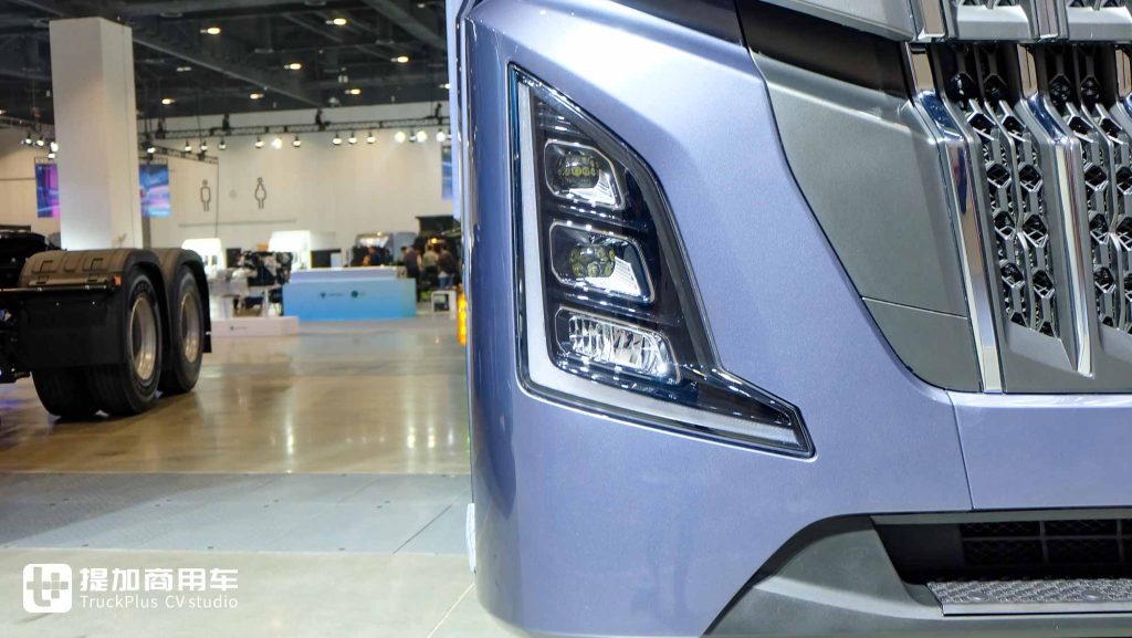 620匹大马力+气囊桥+自动挡，更有纯平地板驾驶室和90CM大卧铺？欧曼银河7 8x4载货车实拍