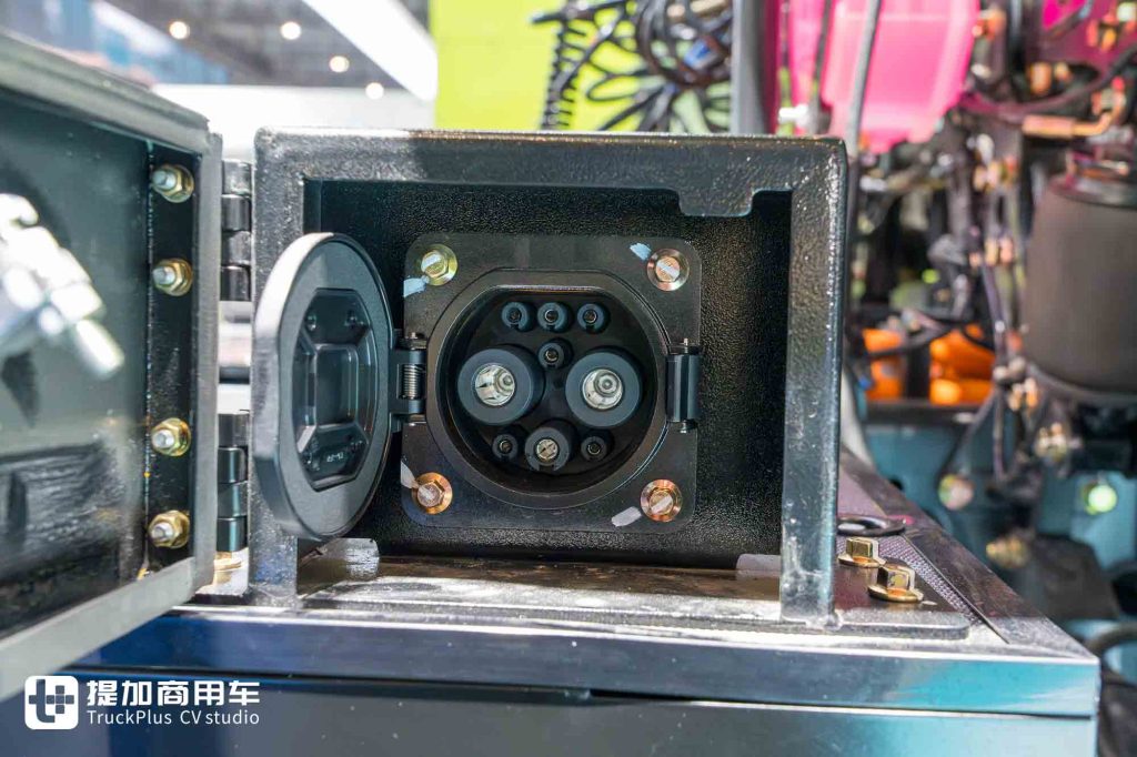 号称“500KM运距内新能源重卡最佳选择”？联合重卡电凤凰纯电牵引车实拍
